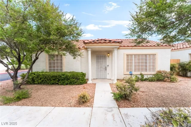 MLS: 2716386 Condo For Sale