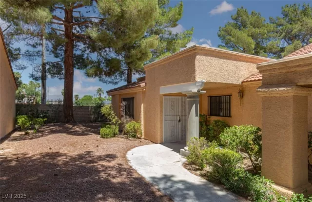 MLS: 2716738 Condo For Sale