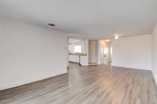 Photo #4: 2716785 Listing