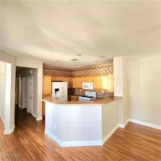 Photo #3: 2716986 Listing