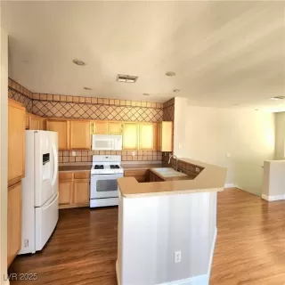 Photo #4: 2716986 Listing