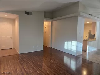 Photo #3: 2717038 Listing