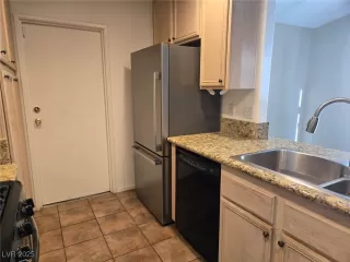 Photo #6: 2717038 Listing