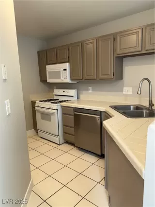 Photo #5: 2717395 Listing 