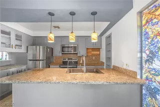 Photo #6: 2717430 Listing