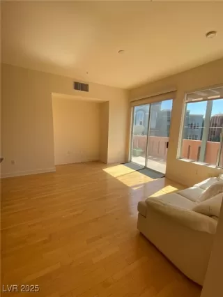 Photo #4: 2717447 Listing