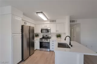 Photo #5: 2717817 Listing