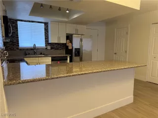 Photo #4: 2717902 Listing