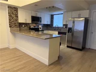 Photo #5: 2717902 Listing