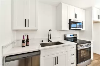 Photo #4: 2718085 Listing