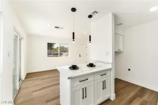 Photo #6: 2718085 Listing