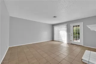 Photo #4: 2718143 Listing