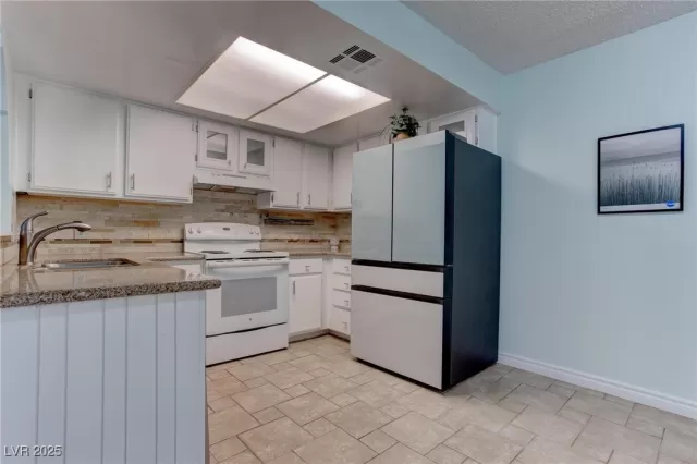 MLS: 2718297 Condo For Sale