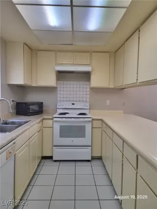 Photo #3: 2718708 Listing