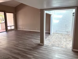 Photo #5: 2719703 Listing