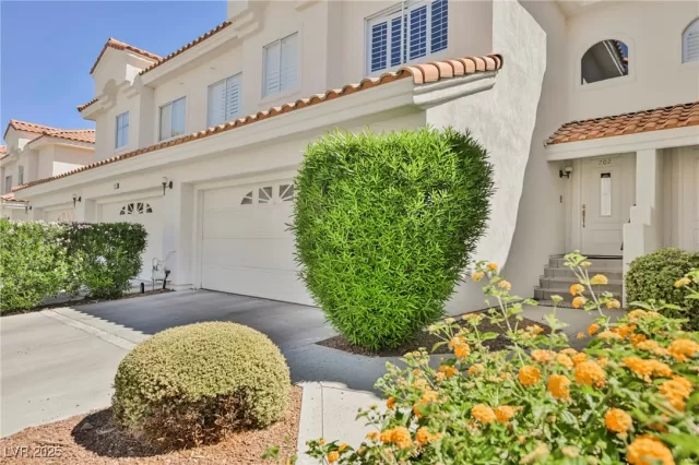 MLS: 2720296 Condo For Sale