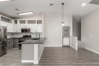 Photo #5: 2720382 Listing