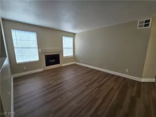 Photo #5: 2720512 Listing