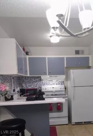 Photo #5: 2721180 Listing