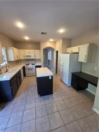 Photo #5: 2721217 Listing 