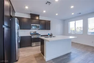 Photo #5: 2721408 Listing