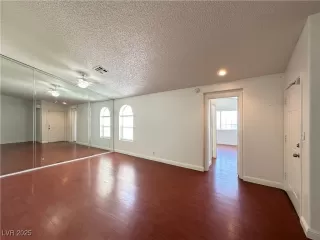 Photo #2: 2721517 Listing 