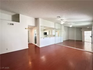 Photo #5: 2721517 Listing 