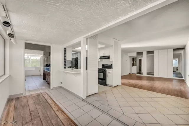 MLS: 2721760 Condo For Sale