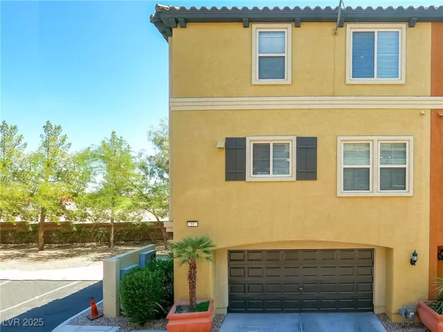 MLS: 2721876 Condo For Sale