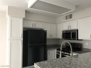 Photo #3: 2721882 Listing