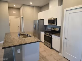 Photo #3: 2722104 Listing