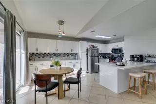 Photo #5: 2722141 Listing