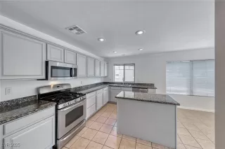 Photo #6: 2722165 Listing