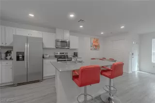 Photo #4: 2722837 Listing