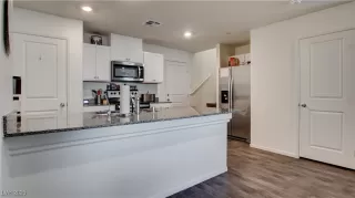 Photo #5: 2722917 Listing 