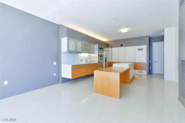 MLS: 2723098 Condo For Sale
