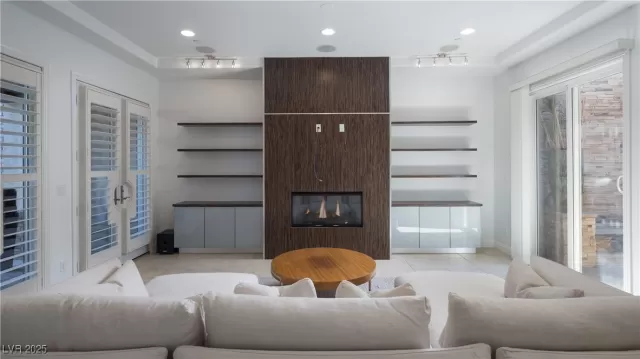 MLS: 2723103 Condo For Sale