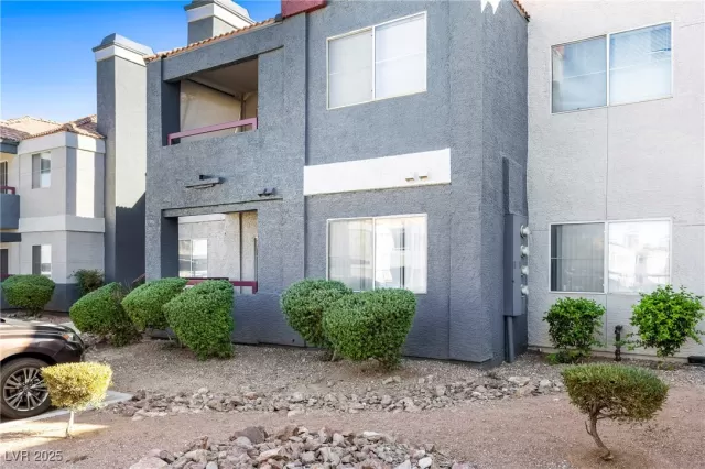 MLS: 2724000 Condo For Sale