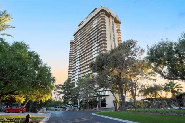 MLS: 2724003 Condo For Sale