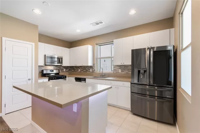 MLS: 2724086 Condo For Sale