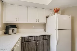 Photo #6: 2724181 Listing