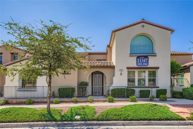 MLS: 2724282 Condo For Sale