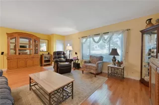 Photo #4: 2724423 Listing