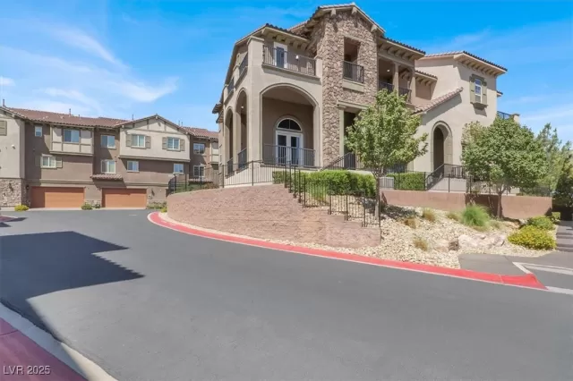 MLS: 2724566 Condo For Sale