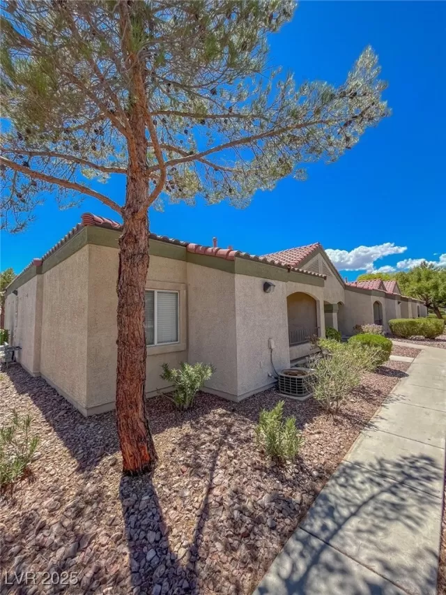 MLS: 2724568 Condo For Sale