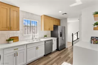 Photo #2: 2724988 Listing