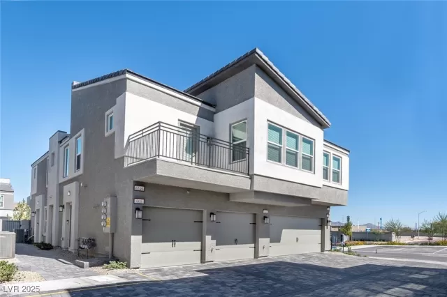 MLS: 2725276 Condo For Sale