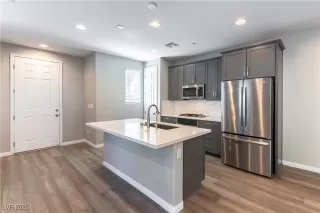 Photo #3: 2725381 Listing