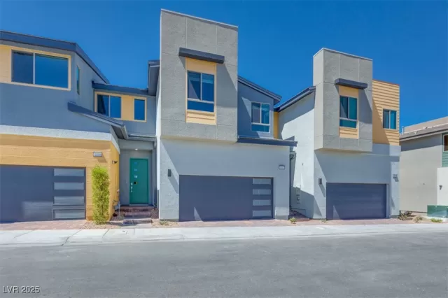 MLS: 2725498 Condo For Sale