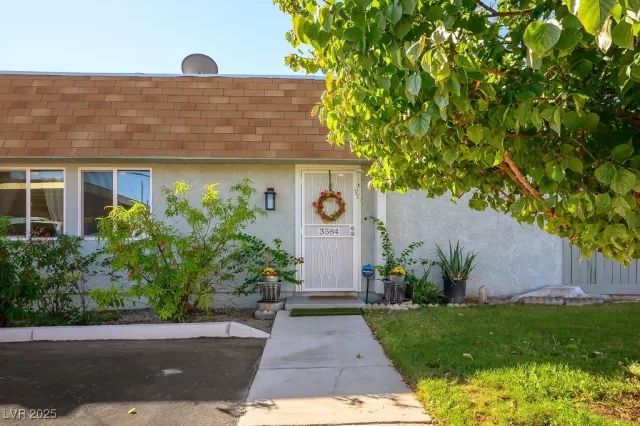 MLS: 2725673 Condo For Sale